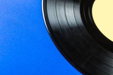 Retro vinil kayıt üzerinde mavi arka plan