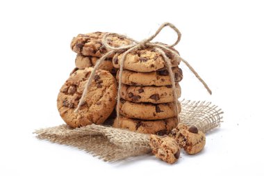 Beyaz arka plan üzerinde izole çikolatalı kurabiye yakın çekim 