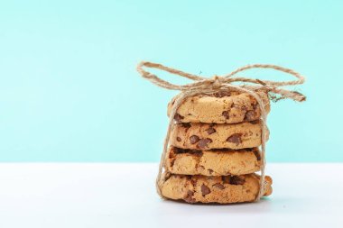 parlak mavi zemin üzerine çikolata yığın tanımlama bilgileri 