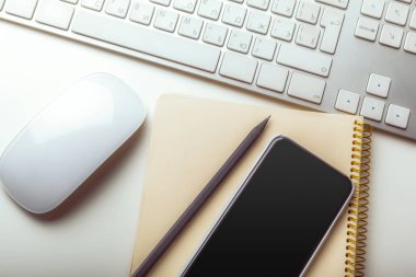 Bilgisayar office klavye bakış beyaz arka plan üzerinde kapatın