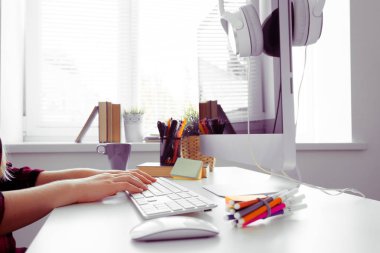 Bilgisayar klavyesinde yazan kadın elleri