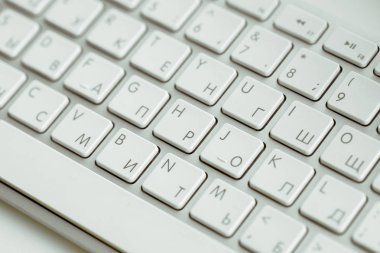 Ofis resepsiyon masası bilgisayar klavye ile