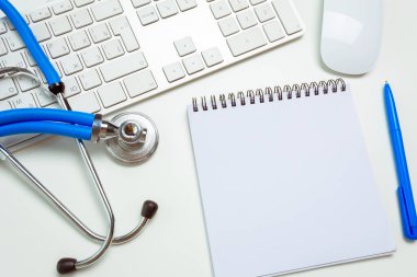 çalışma alanı stetoskop ve klavye, yakın çekim ile doktor,