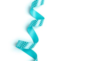 Parlak mavi şerit izole üzerinde beyaz arka plan, yakın çekim 