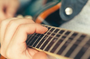 Görünüm erkek el elektro gitar çalmak 