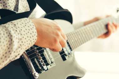 Görünüm erkek el elektro gitar çalmak 