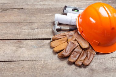 işçisi ve eski deri eldiven ahşap arka plan üzerinde yakın çekim 