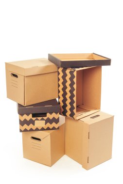 beyaz arkaplanda karton kutular izole