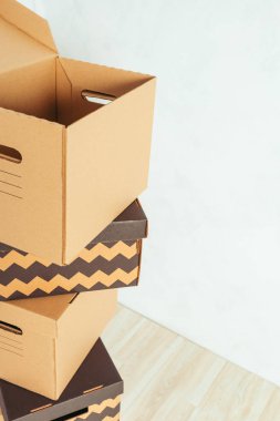 Odanın içinde duran büyük karton kutular