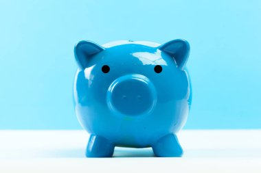 Mavi seramik kumbara, yakın çekim  