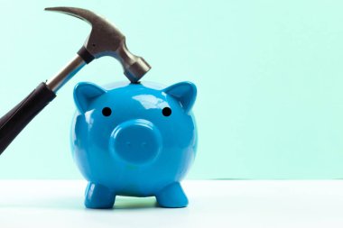 Çekiç ile mavi seramik kumbara yakın çekim  