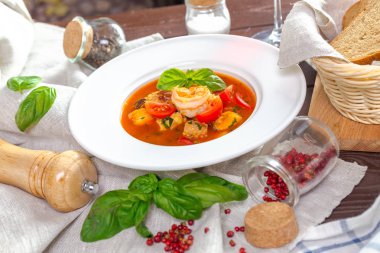 Beyaz plaka ile deniz mahsulleri çorbası, yakın çekim 