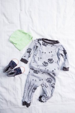 Bebek Çocuk giyimi beyaz zemin üzerine izole yakın çekim 