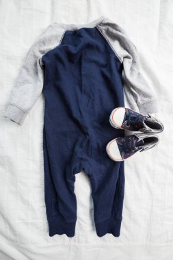 Bebek Çocuk giyimi beyaz zemin üzerine izole yakın çekim 