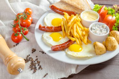 sahanda yumurta ve kahvaltıda Kızarmış sosis