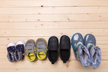 Bebek patik için ahşap arka plan, küçük çocuğa yakın çekim 