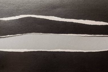 siyah gri arka plan üzerinde kağıt sökük yakın çekim 