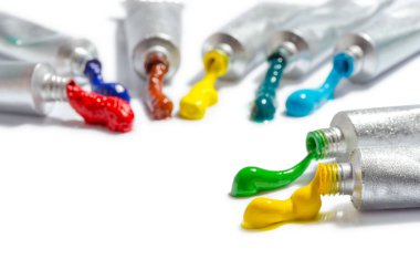 Beyaz arka plan üzerinde izole tüpler Paint'te yakın çekim 