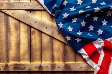 Yıpranmış rustik ahşap arka plan üzerinde Amerikan bayrağı