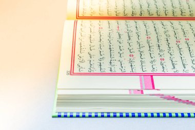 İslami kitap Kuran Kerim closeup görünümü