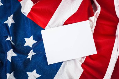 Kart, yakın çekim Amerikan bayrağı beyaz kağıt 