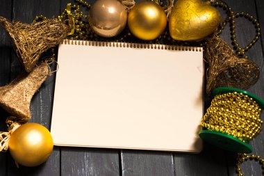 Tebrik kartı yılbaşı süsleriyle süslenir. 