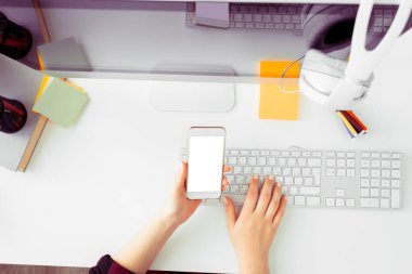 Bilgisayarlı beyaz ofis masası