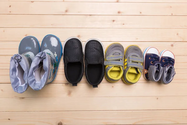 Bebek patik için ahşap arka plan, küçük çocuğa yakın çekim 