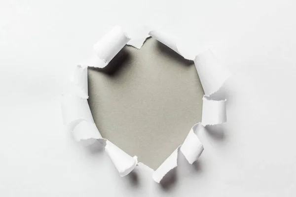 紙の穴破れた側面 クローズ アップ — ストック写真