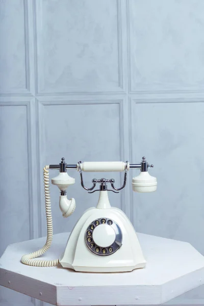 テーブルの白いレトロな電話のフロント ビュー — ストック写真