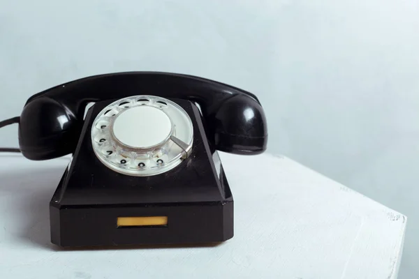 Vista Frontale Del Telefono Nero Retrò Sul Tavolo Bianco — Foto Stock