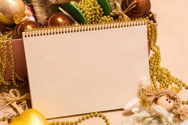 Tebrik kartı yılbaşı süsleriyle süslenir. 