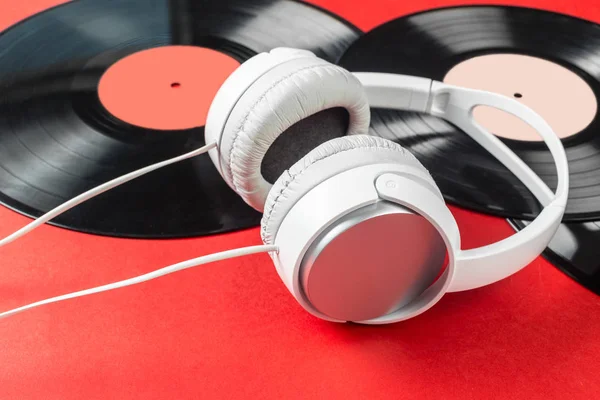  müzik plaka ve kırmızı bir arka plan üzerinde kulaklık