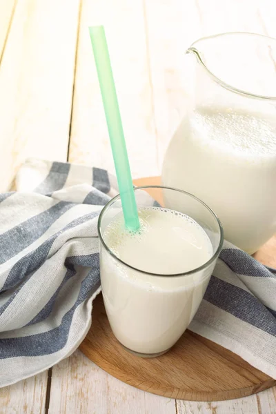 cam sürahi ve bardak ahşap zemin üzerinde taze süt