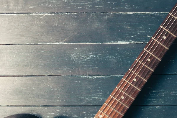 Elektro gitar ahşap arka plan üzerinde Kapat