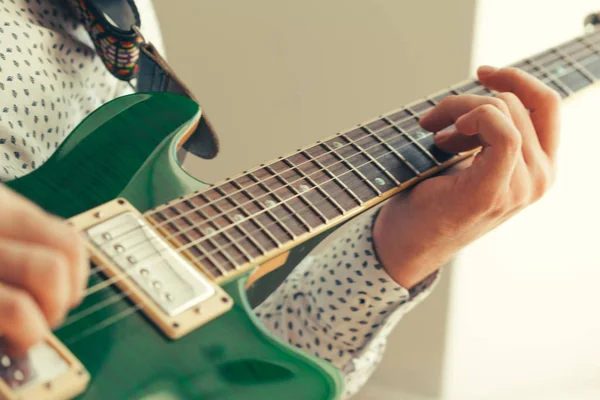 Görünüm erkek el elektro gitar çalmak 