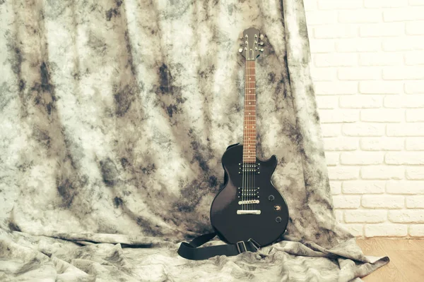 电吉他在窗帘和墙壁背景 — 图库照片