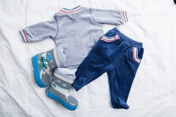 Bebek Çocuk giyimi beyaz zemin üzerine izole yakın çekim 