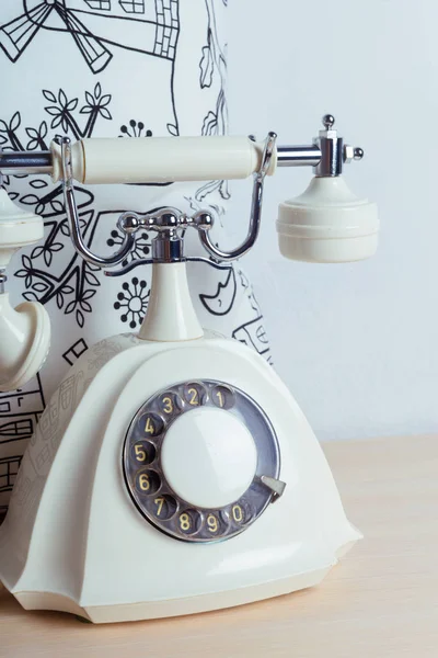 Beyaz Retro telefon önden görünüm tablo