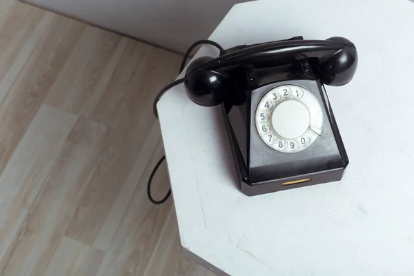 Wysoki Kąt Widzenia Czarny Telefon Retro Biały Stół — Zdjęcie stockowe