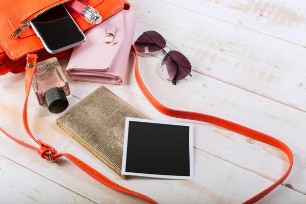 ahşap arka plan, kadın çantası şeyler yakın çekim 