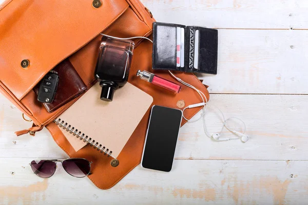 ahşap arka plan, kadın çantası şeyler yakın çekim 