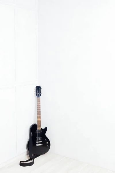 Beyaz Duvar Önünde Propped Gitar — Stok fotoğraf