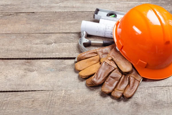 işçisi ve eski deri eldiven ahşap arka plan üzerinde yakın çekim 