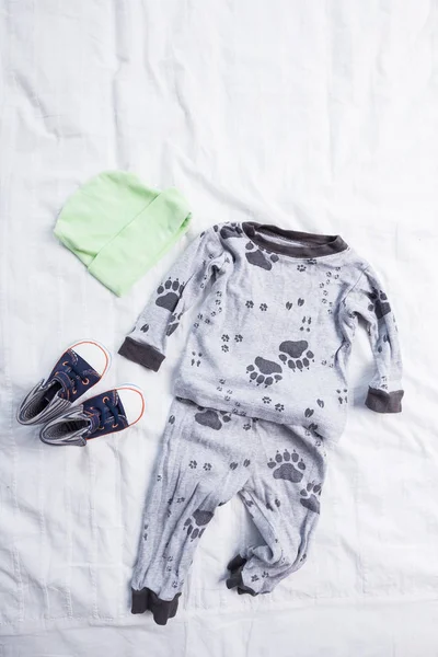 Bebek Çocuk giyimi beyaz zemin üzerine izole yakın çekim 