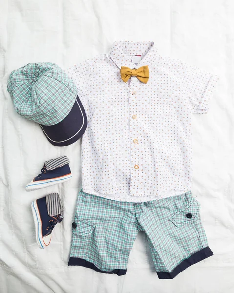 Bebek Çocuk giyimi beyaz zemin üzerine izole yakın çekim 