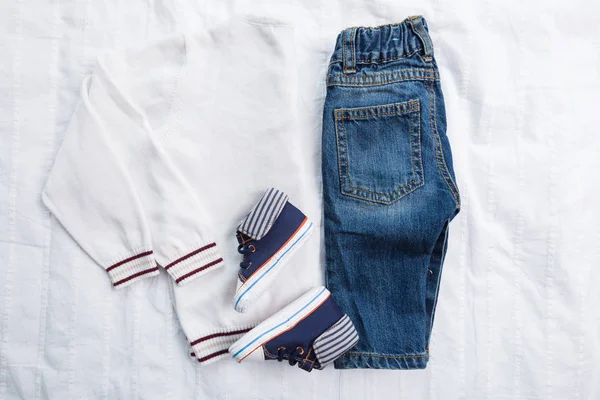 Bebek Çocuk giyimi beyaz zemin üzerine izole yakın çekim 