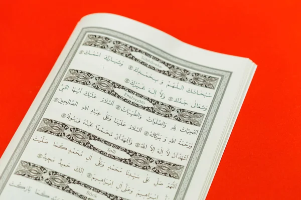 Крупним Планом Подання Ісламські Книги Священного Корану — стокове фото