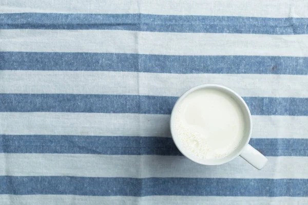 Süt tablo üzerinde çizgili masa örtüsü