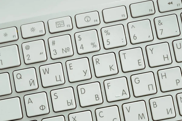 Ofis resepsiyon masası bilgisayar klavye ile